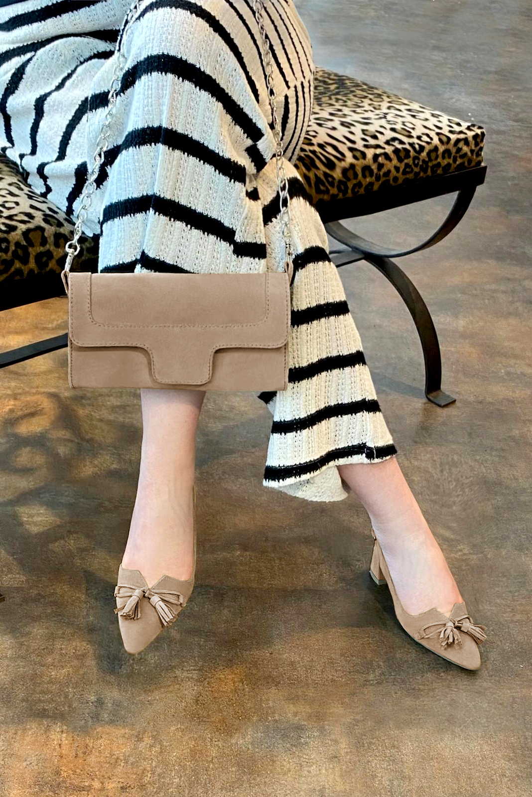 Tan beige women's open back shoes, with a knot. Tapered toe. Low flare heels. Worn view - Florence KOOIJMAN